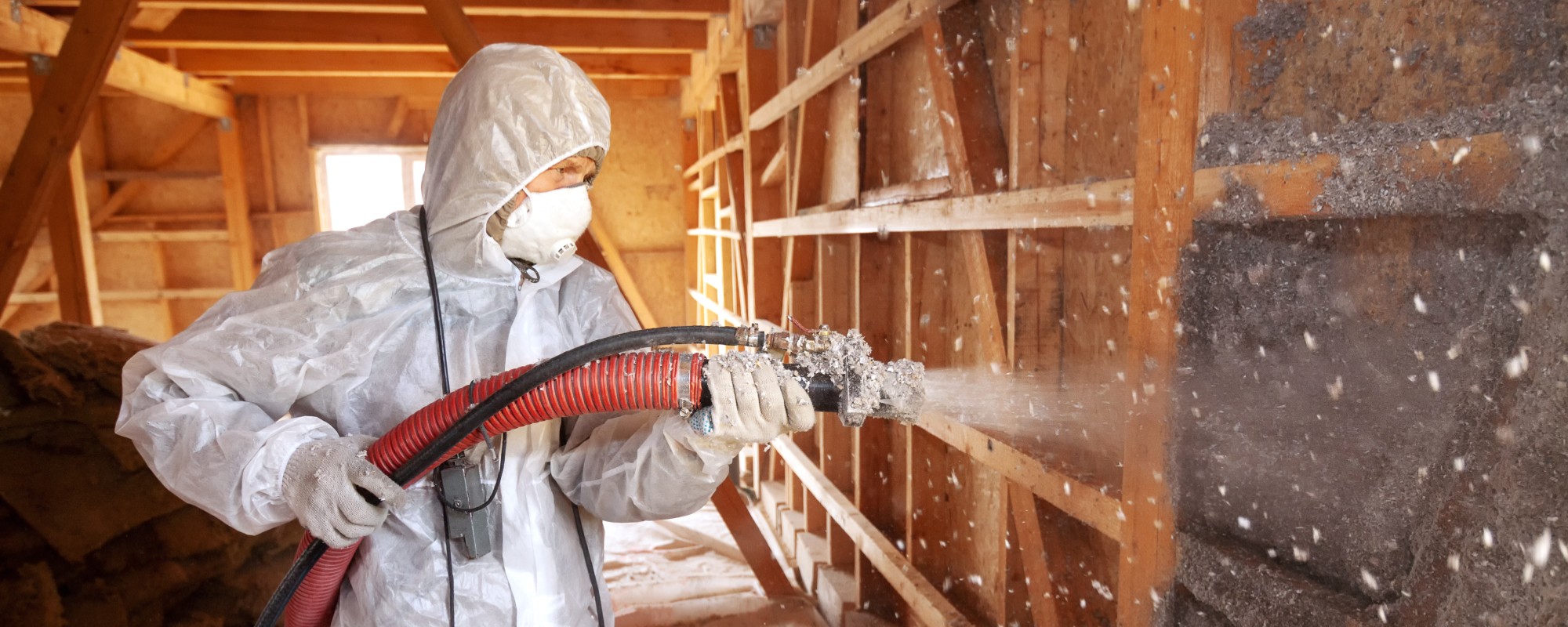 ouvrier souffle isolant isolation combles