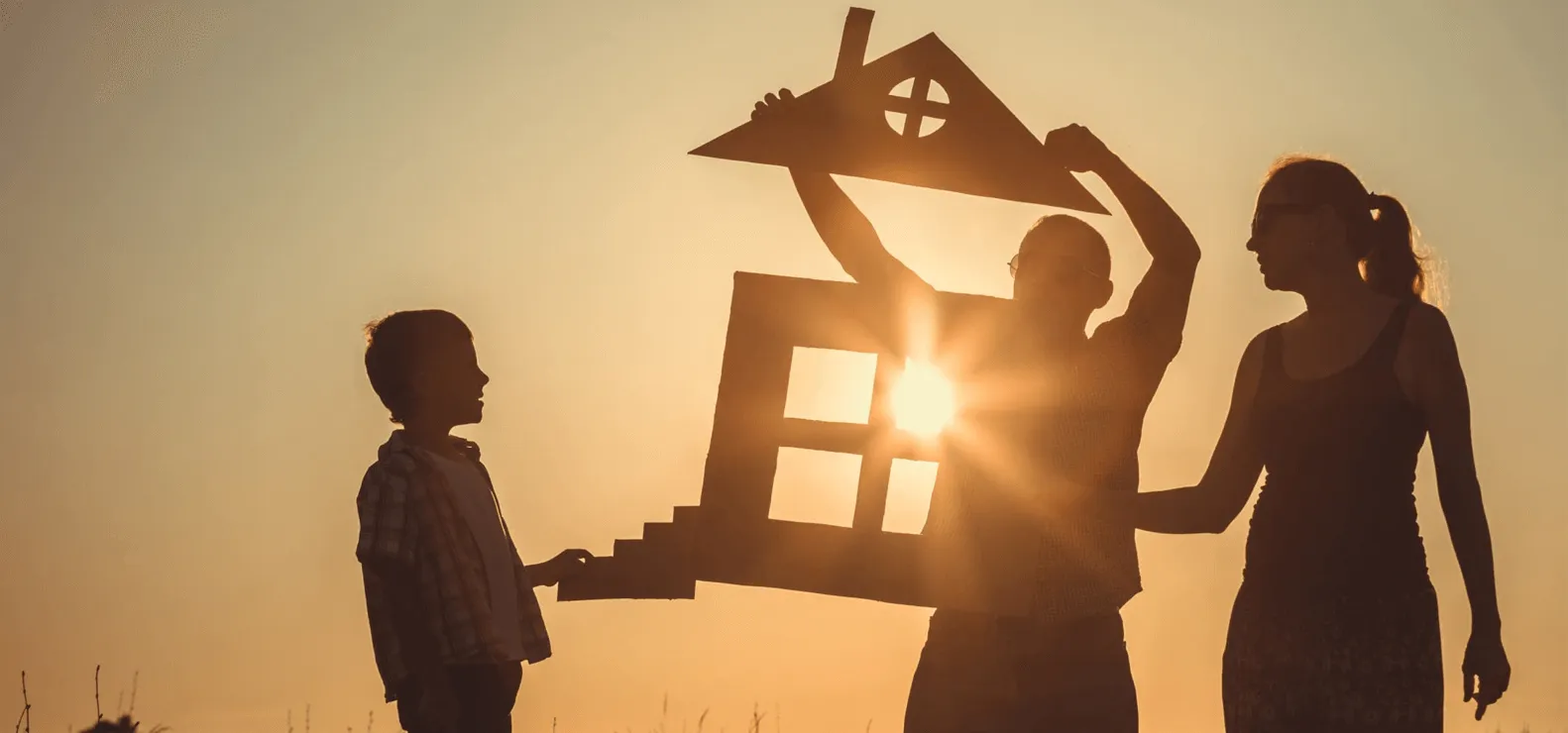 une famille joue avec une maquette de maison pour symboliser son isolation thermique