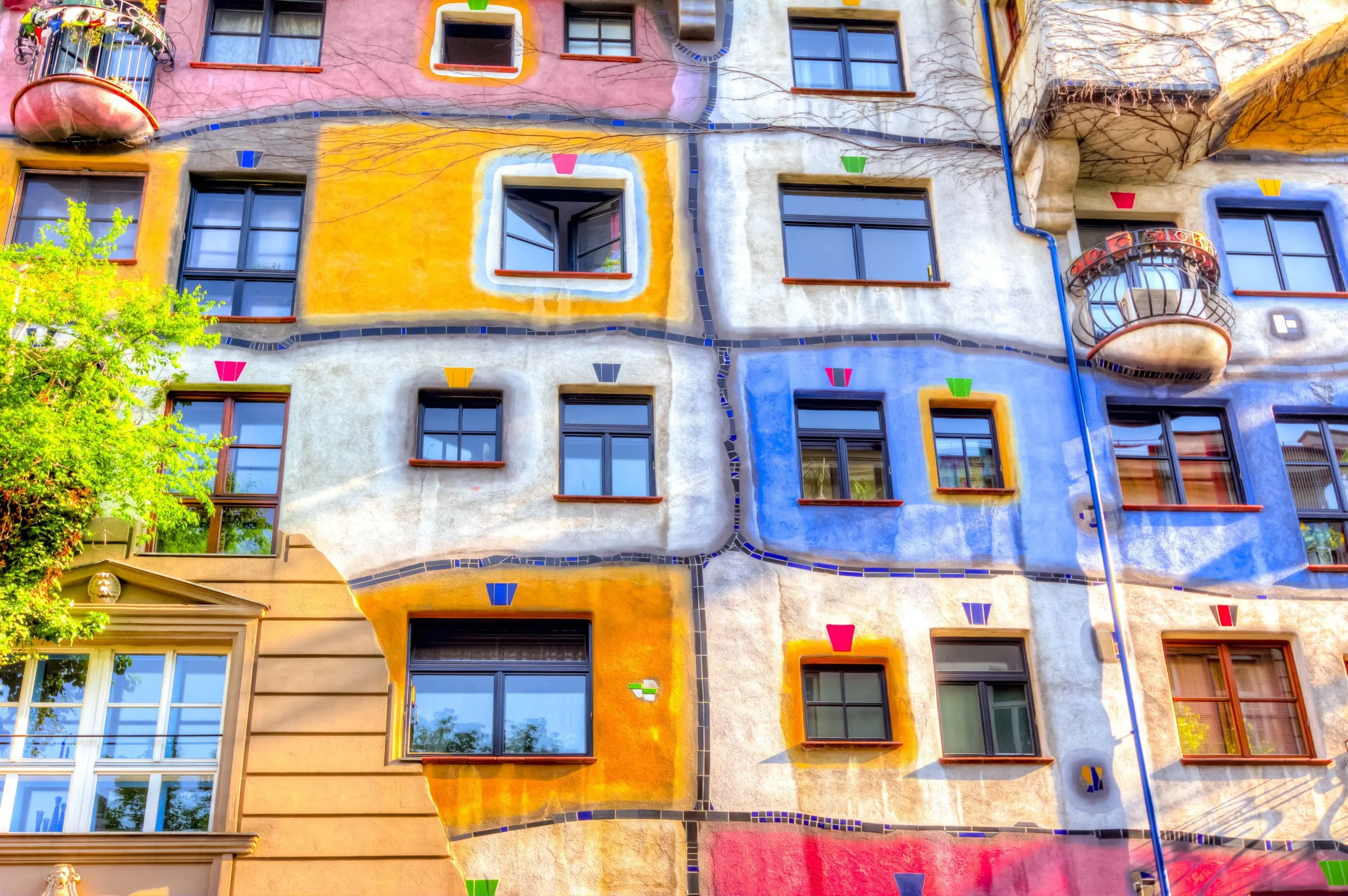 des façades de maisons avec différentes couleurs
