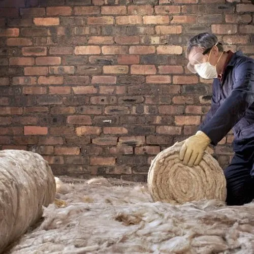 ouvrier pose isolant laine isolation combles