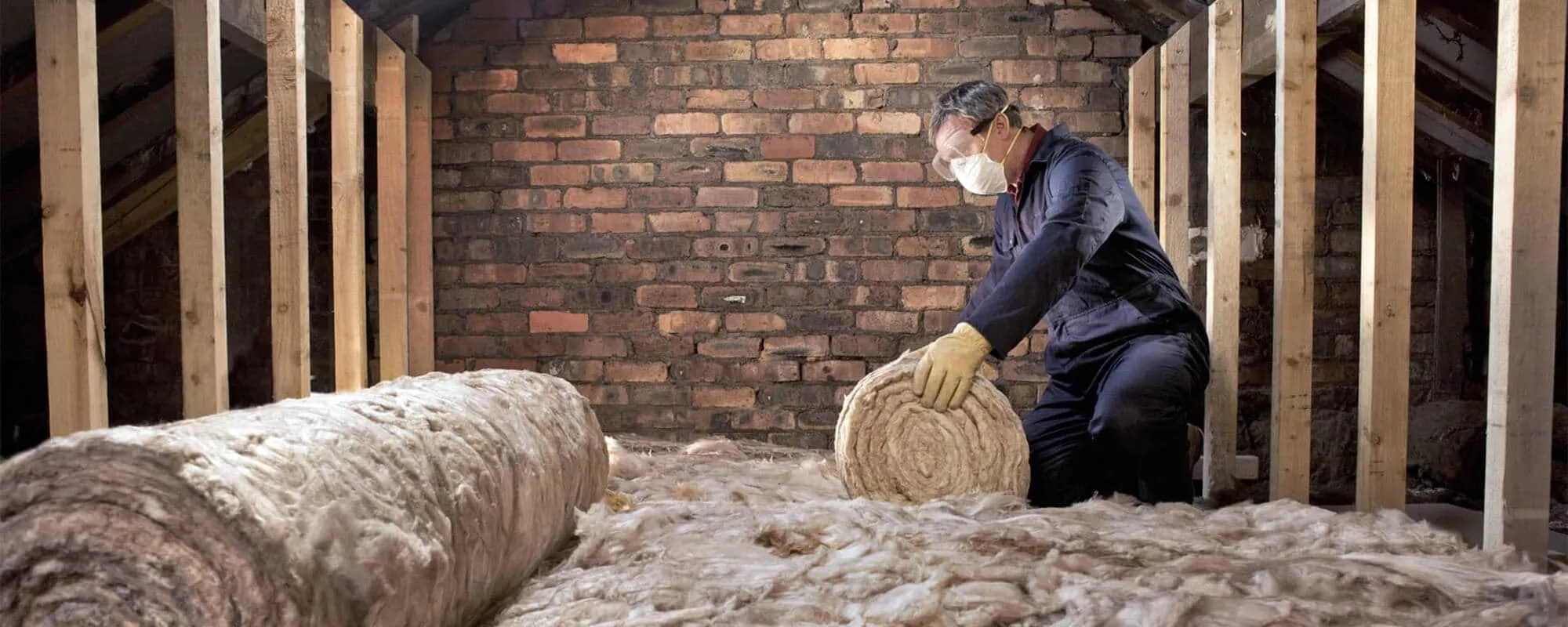 ouvrier pose isolant laine isolation combles