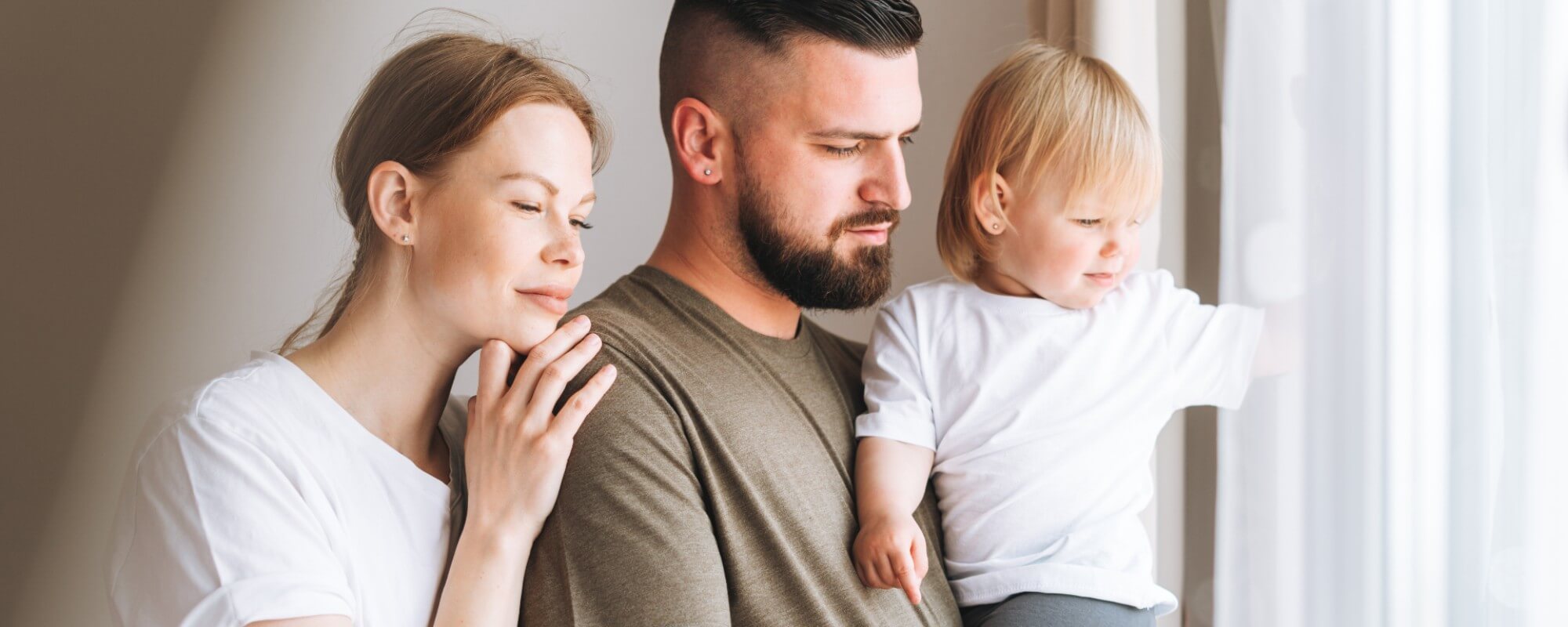 famille devant fenetre serenite isolation exterieur